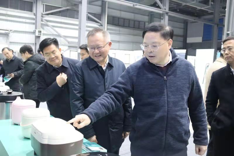 湖南省委常委、省委秘書長(zhǎng)張劍飛一行來(lái)拓浦精工調(diào)研