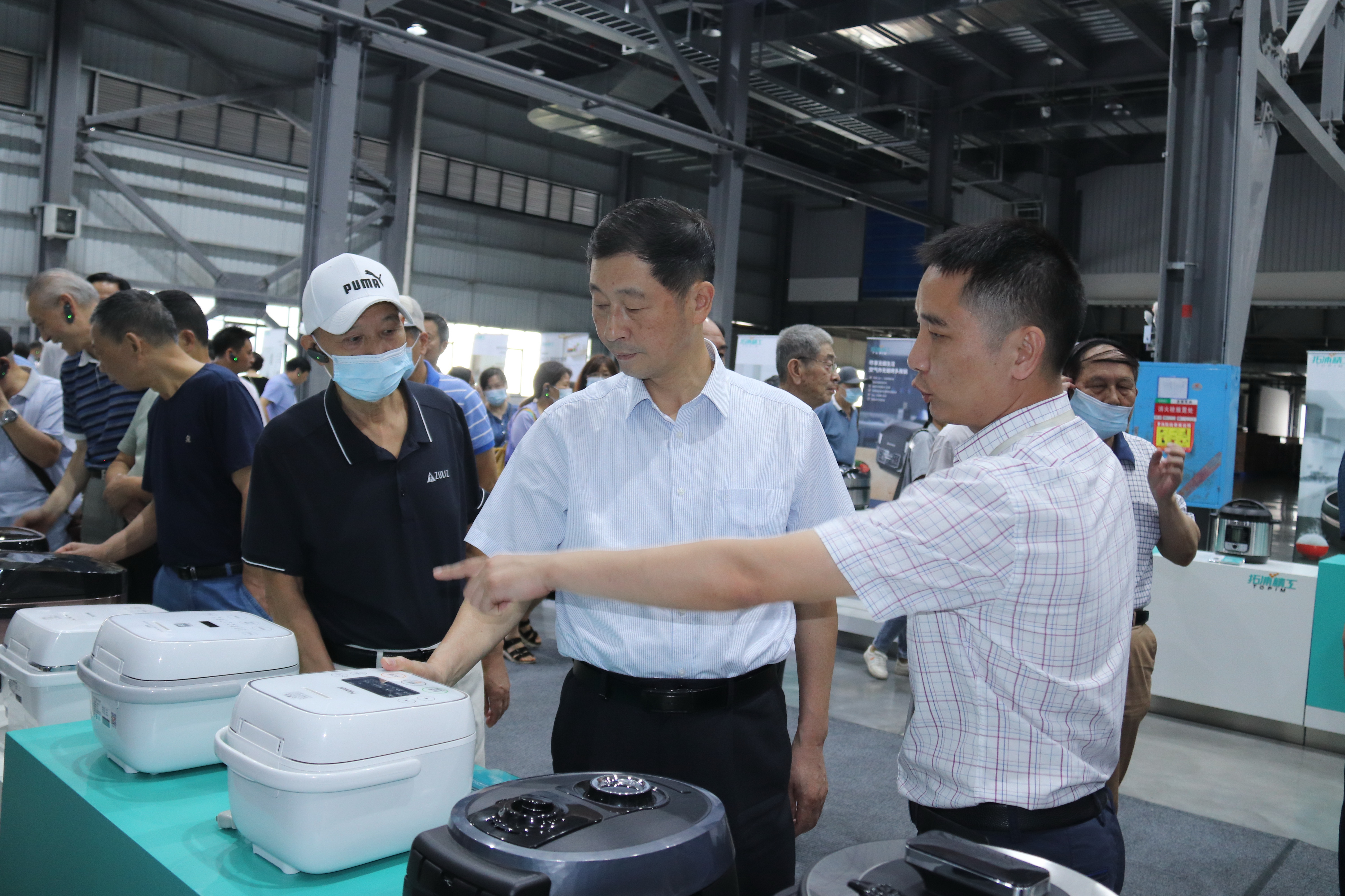 省人大常委會原副主任、機(jī)關(guān)離退休人員黨總支書記蔡力峰帶隊(duì)來我公司進(jìn)行了參觀調(diào)研