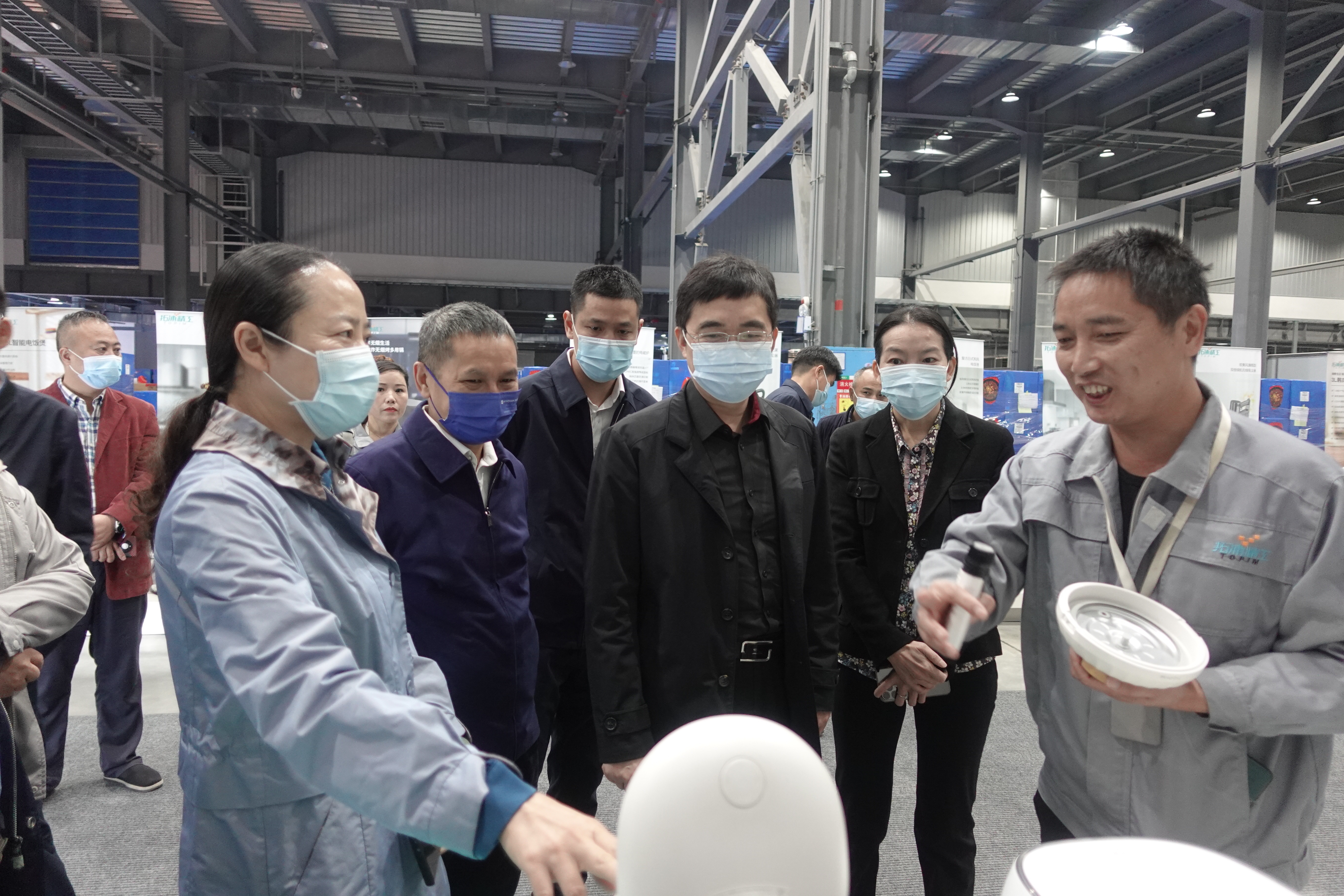 省工信廳黨組成員、省紀(jì)委監(jiān)委駐廳紀(jì)檢監(jiān)察組石峰崗組長(zhǎng)帶領(lǐng)省工信廳等一行蒞臨我司調(diào)研